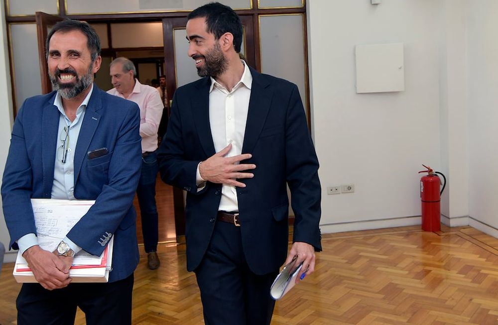 El gobernador Rodolfo Suárez, Víctor Fayad, ministro de Hacienda de Mendoza, junto a Alejandro Gallego, presidente de AySAM presentaron formalmente ante los legisladores el proyecto de ley de Presupuesto 2023, junto con las leyes de Avalúo e Impositiva.Foto: Orlando Pelichotti / Los Andes