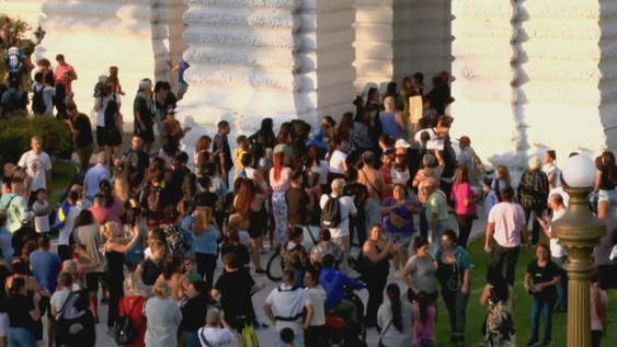 Manifestantes atacaron a la municipalidad de La Plata en la marcha por Kim Gómez |TN Manifestantes atacaron a la municipalidad de La Plata en la marcha por Kim Gómez |TN