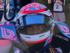 Carisma y velocidad: Colapinto revoluciona Goodwood con un Lotus histórico y un guiño a la Selección.