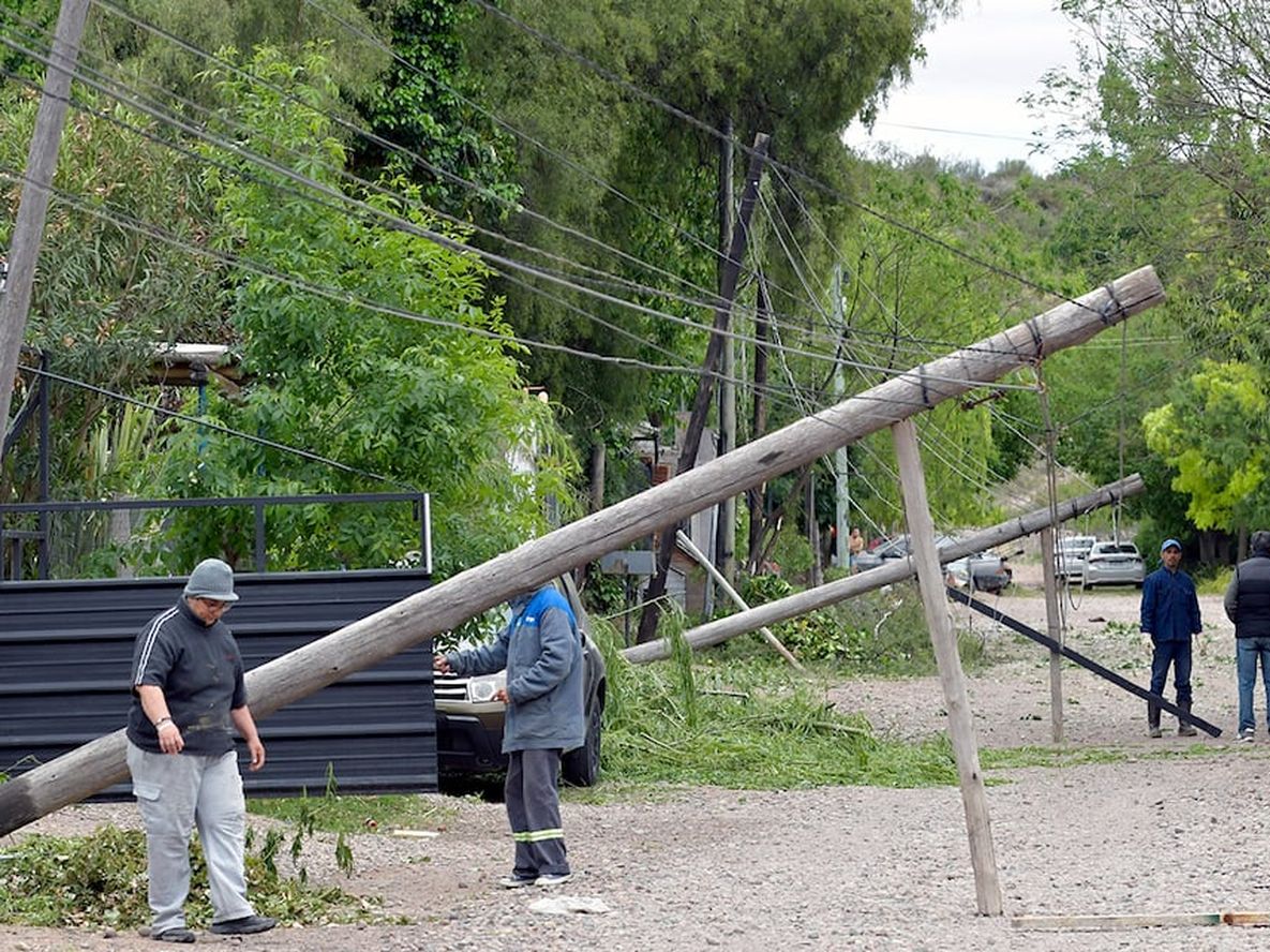 El último zonda causó graves daños e intensos incendios. Foto: Orlando Pelichotti