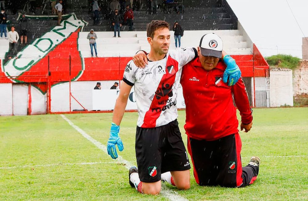 Luego del partido, Alasia acompañó al utilero de Maipú (Pedro Contreras) a cumplir con la promesa de dar la vuelta olímpica de rodillas. Un gesto inolvidable. / Nicolás Rios