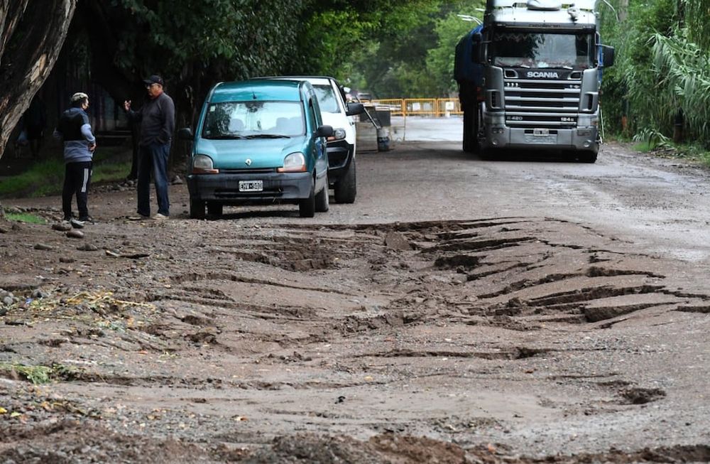 Una parte de calle Tirasso se hundió en la tierra a raíz de las lluvias, y tres vehículos quedaron atrapados y debieron ser rescatados. Foto: Claudio Gutiérrez / Los Andes.