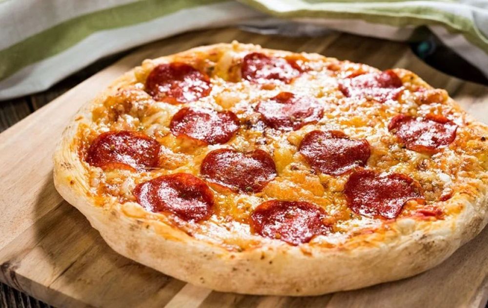 La pizza en sartén sin gluten es una receta práctica, rápida y adaptable que demuestra que la cocina saludable también puede ser sabrosa.