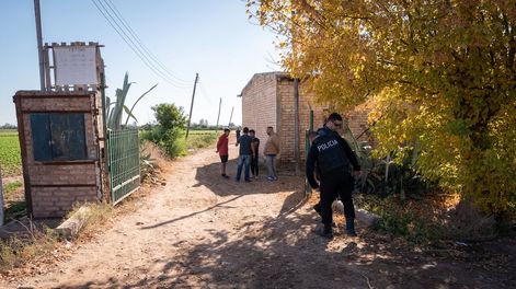 Los Andes | Un hombre fue asesinado en MaipúEl hecho ocurrió durante la noche del viernes en el interior de Finca López ubicada en Carril Los Álamos y Ruta 20, de dicho distrito. Todo comenzó cuando dos sujetos encapuchados y armados ingresaron al predio e intercept