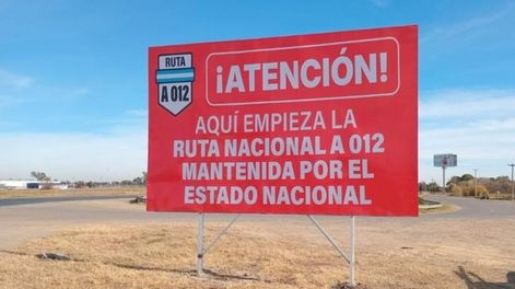 En medio de la disputa por fondos y privatización de rutas, aparecieron carteles en Santa Fe contra Milei