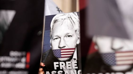 Manifestantes colocan carteles ante el Alto Tribunal en Londres, el lunes 20 de mayo de 2024. Una corte británica determinó el lunes que el fundador de WikiLeaks Julian Assange puede apelar su extradición a Estados Unidos por cargos de espionaje. (AP Foto/Kin Cheung)