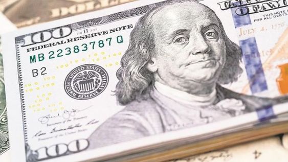 El aguinaldo se fue al dólar: bancos vendieron 35% más que en junio