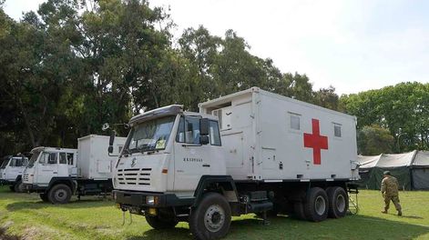 Los Andes | En el Parque General San Martín se instala un hospital de campaña y el jueves pondrán en funcionamiento una potabilizadora que entregará agua envasada en sachets.