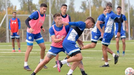 Los Andes | Gianluca Ferrari (pechera rosa) intenta frenar a Tomás Badaloni. Foto: Orlando Pelichotti / Los Andes.