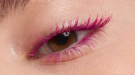 Máscara de pestañas con color: la nueva tendencia en maquillaje que es furor en las calles.