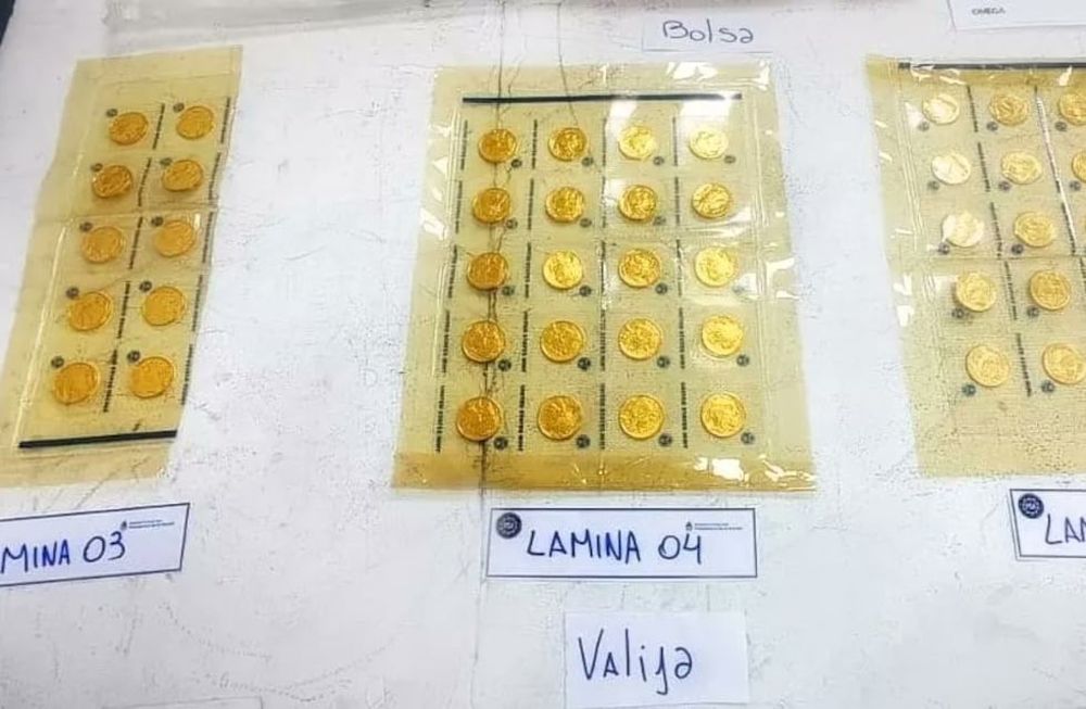 Detuvieron en el aeropuerto de Ezeiza a una mujer que iba a tomar un vuelo a Miami con seis kilos de monedas de oro. Foto: Policía De Seguridad Aeroportuaria