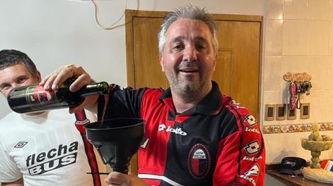 Hincha de Colón sirvió vino en las cenizas del abuelo de la familia para festejar el campeonato.