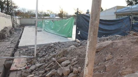 El playón de la escuela Victor Delhez, en Luján de Cuyo, donde las obras están paralizadas. | Foto: José Gutiérrez / Los Andes