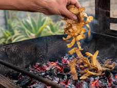 tirar cascaras de papa sobre las brasas del asado: cuando hacerlo y por que