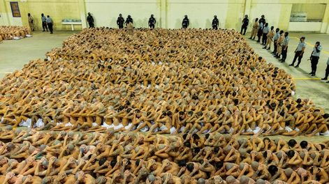 Los Andes | Fotografía cedida por el gobierno de El Salvador donde se registra el traslado de pandilleros al Centro de Confinamiento del Terrorismo (CECOT), hoy en La madrugada en Tecoluca (El Salvador). El Gobierno de El Salvador trasladó la madrugada de este vierne