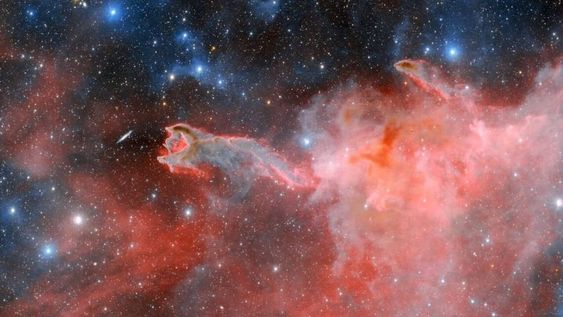 Esta estructura turbulenta y ominosa es CG 4, un glóbulo cometario conocido también como la “Mano de Dios”. Se trata de uno de los muchos glóbulos cometarios que hay en la Vía Láctea. (CTIO/NOIRLab/DOE/NSF/AURA)