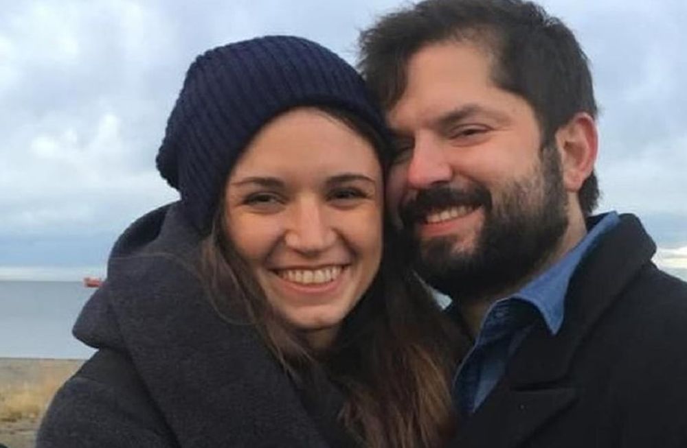 Irina Karamanos, la nueva primera dama de Chile, junto al presidente Gabriel Boric (Web)