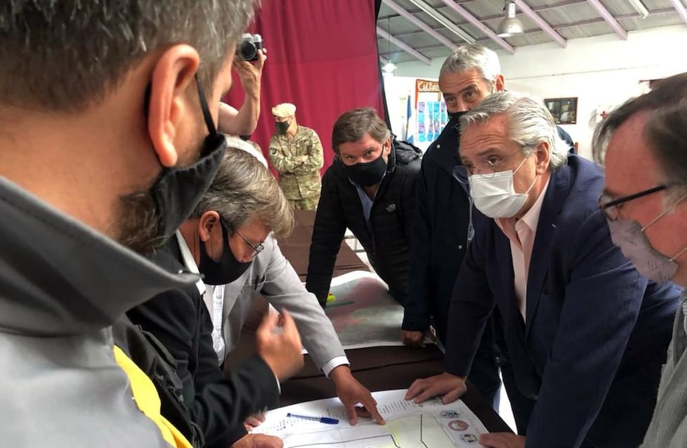 El presidente Alberto Fernández en el Comando de Operaciones montado en el Centro Cultural de Lago Puelo junto al intendente de esa localidad y los de El Hoyo, El Maitén, Epuyén y Cholila.