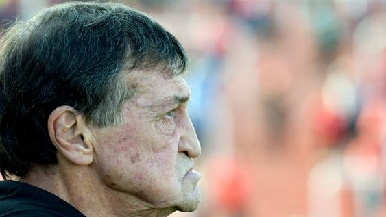 Julio César Falcioni reaccionó tras un penal que no le dieron a Banfield y empujó al árbitro. Locura total. El Tomba no solo estuvo en desventaja con el gol de Juan Insaurralde para el Rojo, sino que se quedó con un hombre menos por la expulsión de Canale y de todos modos pudo alcanzar la igualdad con un golazo de Tadeo Allende.Julio César FalcioniFoto: Orlando Pelichotti / Los Andes