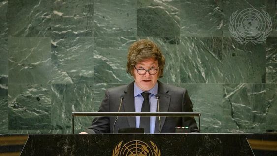 El presidente Javier Milei sostuvo hoy que la Organización de las Naciones Unidad (ONU) perdió credibilidad y acusó a ese organismo internacional de pretender imponer una agenda ideológica con soluciones que ya fracasaron. Así se expresó el mandatario al exponer por primera vez en la 79° Cumbre de la ONU en Nueva York, ante la que se presento no como político sino como economista liberal libertario. Foto: ONU / NA