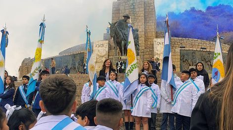 Alumnos de escuelas primarias prometieron lealtad a la Bandera Provincial al pie del Monumento Retorno a la Patria.