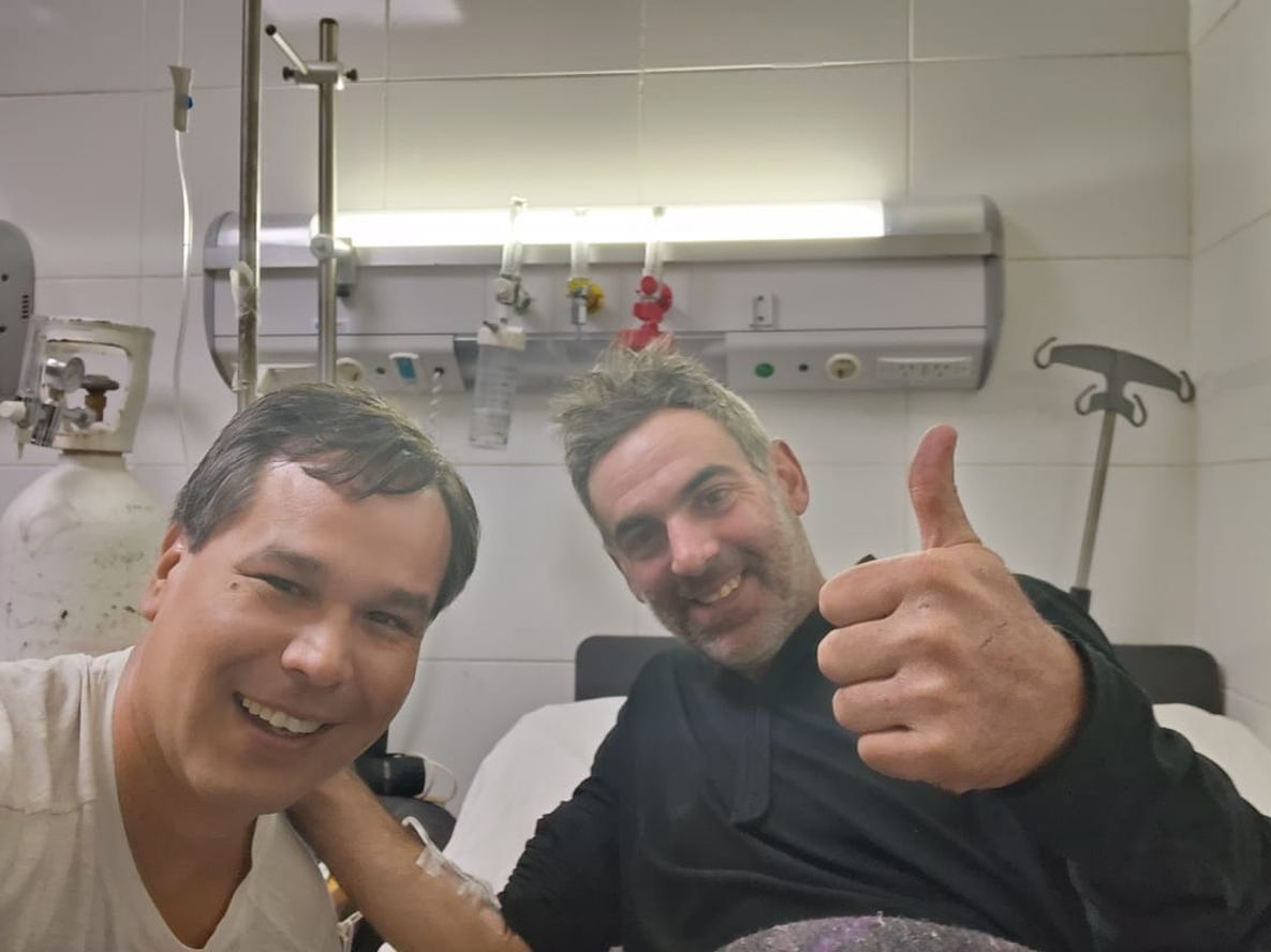 Fernando Reto en el hospital de Uspallata, junto a Samuel Solanilla, su compañero de travesía