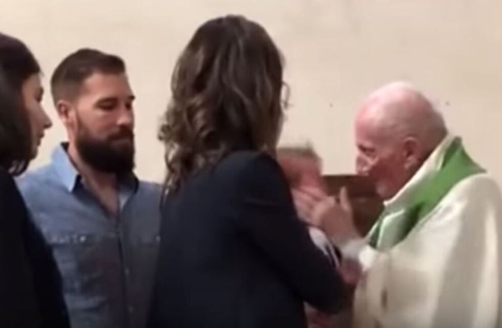 Video: el mundo habla del cura francés que le pega a un bebé en pleno bautismo