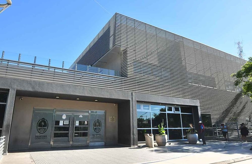 La víctima fue trasladada al la guardia del Hospital Central, donde fue internado por dos heridas de bala | Archivo Los Andes