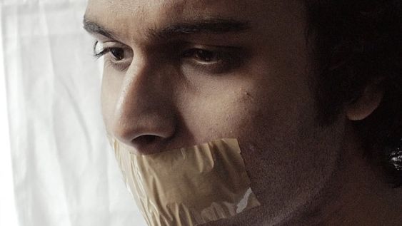 Recientemente, una joven se volvió viral por afirmar que dormir con la boca cerrada usando cinta adhesiva mejora su salud hormonal y la calidad de su sueño. Foto: Web.