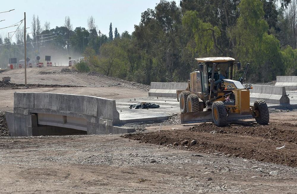 Continúan las obras de la Ruta 82 a la altura de Chacras de Coria, se extiende desde la rotonda de la calle Ugarte hasta la bajada de los caracoles, en Luján de Cuyo.Foto: Orlando Pelichotti