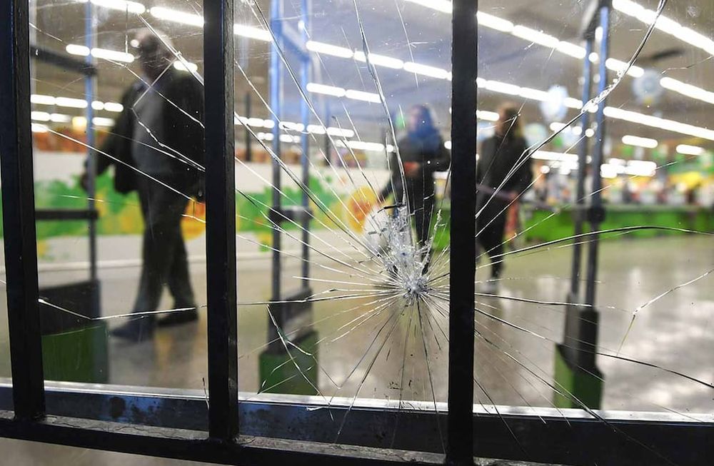 Vidrios rotos en la puerta de ingreso al local del supermercado Vea ubicado en calle Godoy Cruz casi Avellaneda de Guaymallén, donde un grupo de personas ingresaron e intentaron robar mercadería. Foto: José Gutiérrez / Los Andes