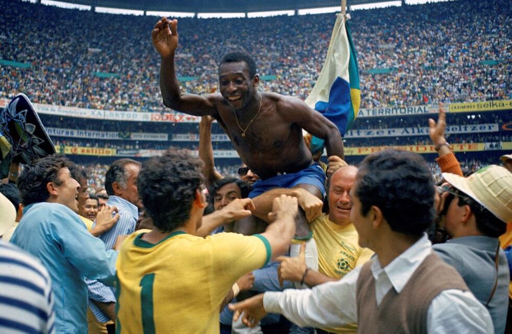 Tricampeón. Pelé levantó la Copa del Mundo en Suecia 1958, Chile 1962 y México 1970. Su reinado fue indiscutido hasta las apariciones de Diego Maradona y Lionel Messi. (AP)
