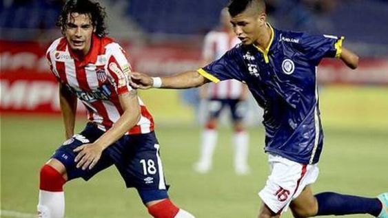 Con 16 años y sin el antebrazo, debutó en el fútbol colombiano