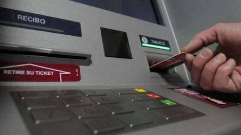 Vacaciones: ¿cuánto cuesta extraer dinero de un cajero en el exterior?