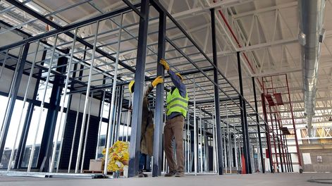 La reforma laboral propuesta por el DNU quedó suspendida por un fallo judicial. Foto: Orlando Pelichotti / Los Andes