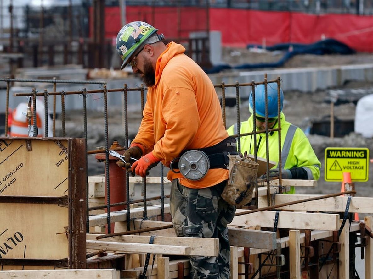Expectativa. Con la baja de inflación esperada, la recuperación de los salarios todavía es incierta en 2025. (AP Foto/Michael Dwyer, File)