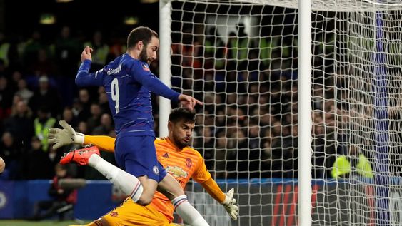 Manchester, con Chiquito Romero, eliminó al Chelsea del Pipa Higuaín
