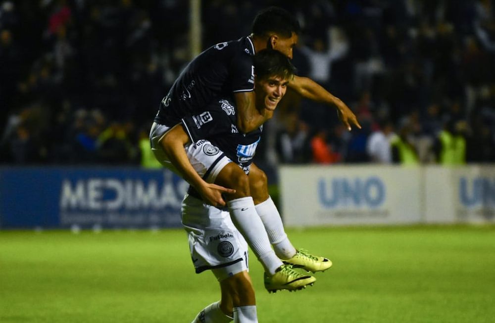 Lucas Ambrogio festeja el segundo gol de Independiente Rivadavia ante Deportivo Madryn. / Mariana Villa.