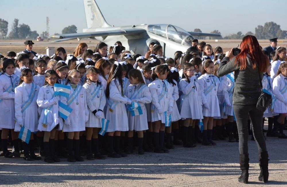 Se trata de un acto que la entidad realiza todos los años, con motivo de conmemorarse el aniversario de la creación de la Enseña Nacional. Foto: Archivo Prensa DGE