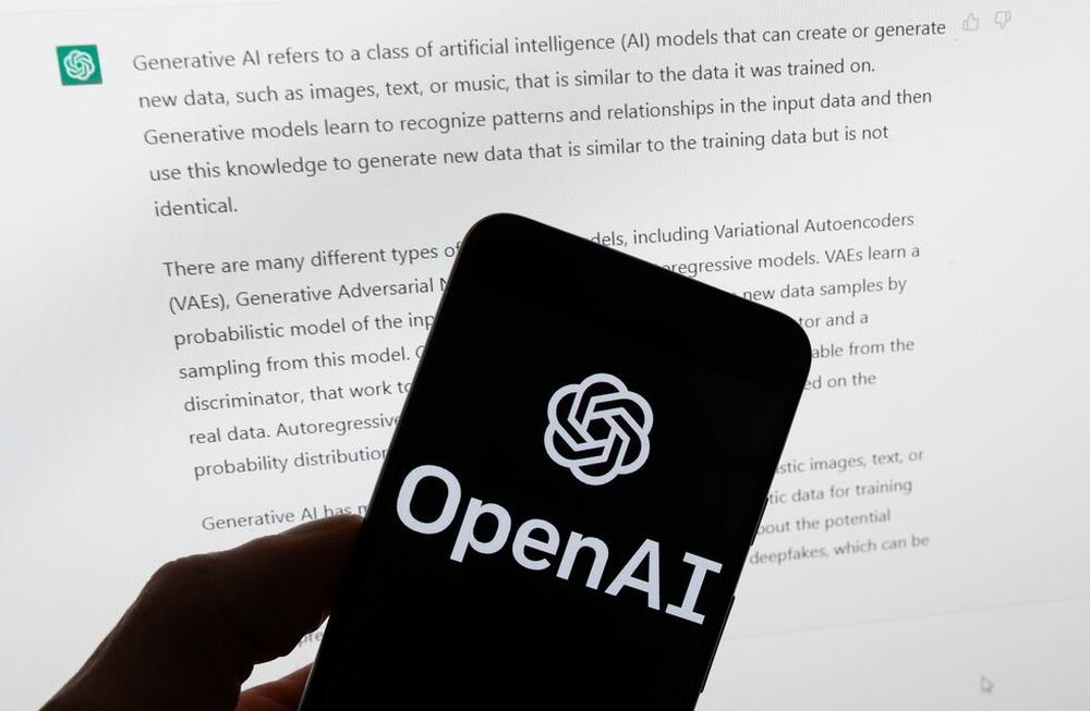 ARCHIVO - El logotipo de OpenAI se ve en un teléfono celular frente a una pantalla de computadora que muestra un resultado de ChatGPT, el 21 de marzo de 2023, en Boston. (AP Foto/Michael Dwyer, Archivo)