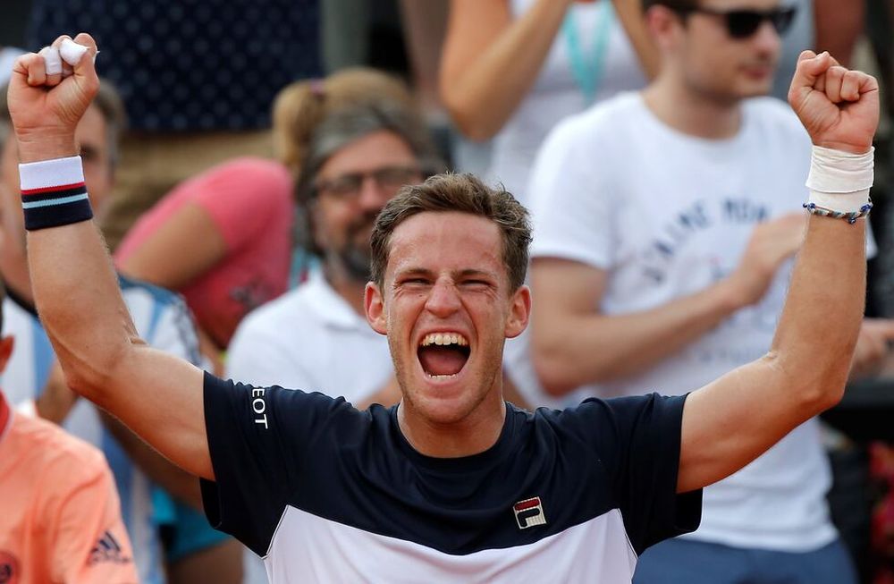 Peque Schwarztman pasó a octavos en Roland Garros tras eliminar a Coric