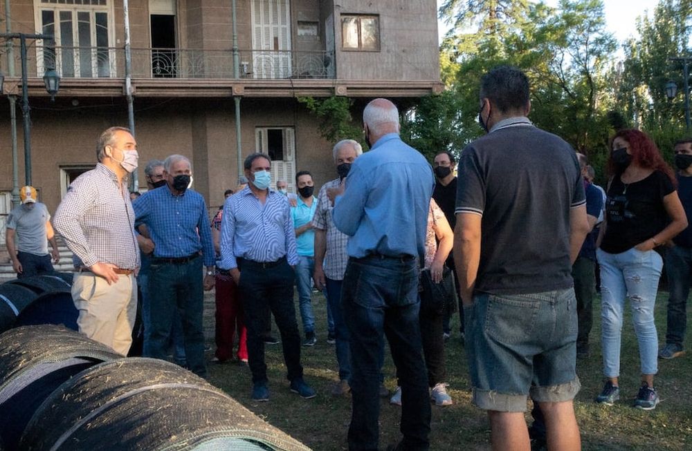 El intendente Matías Stevanato entregó malla antigranizo y material para riego intrafinca en Maipú, acompañado por Martín Hinojosa, Presidente del INV