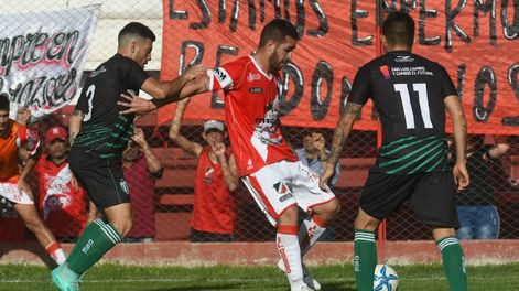 El Cruzado le ganaba a Estudiantes de San Luis, pero se descuidó y se lo empataron