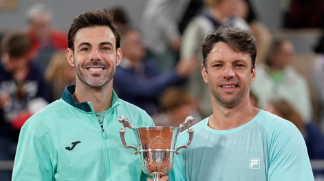 La dupla hispano-argentina volvió a festejar en París con una actuación sólida de principio a fin. En la final se impusieron por 6-4 y 6-2 y ratificaron su dominio en el circuito de dobles.