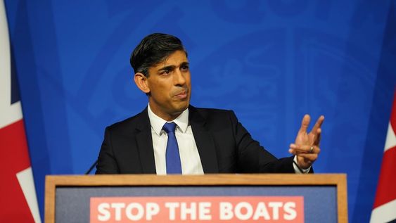 El primer ministro británico Rishi Sunak ofrece una actualización sobre el plan de frenar la inmigración no autorizada, durante una conferencia de prensa en Londres, el jueves 7 de diciembre de 2023. (James Manning/Pool vía AP)