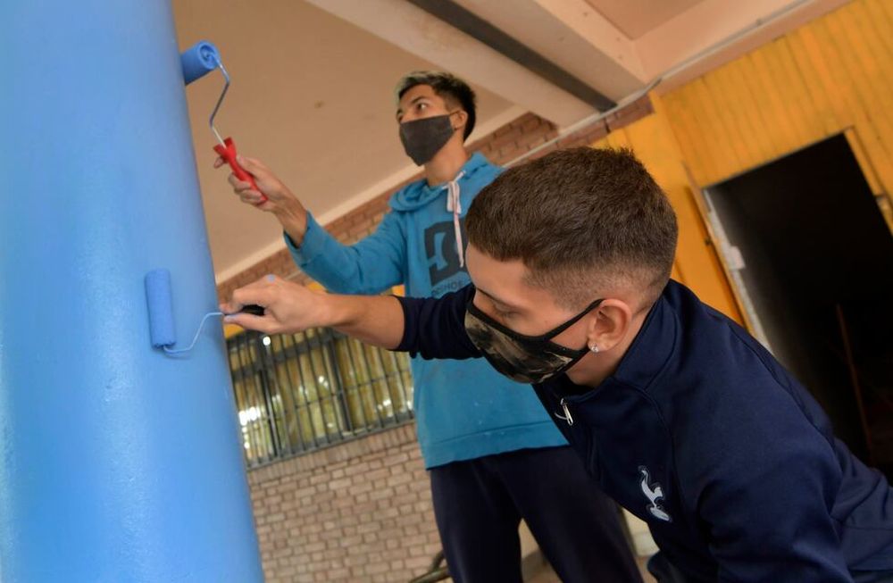 Emanuel y Agustín, dos egresados que salieron de la escuela José Vicente Zapata el año pasado y estuvieron poniendo a punto el establecimiento esta mañana, para la vuelta a clases. Foto: Orlando Pelichotti / Los Andes