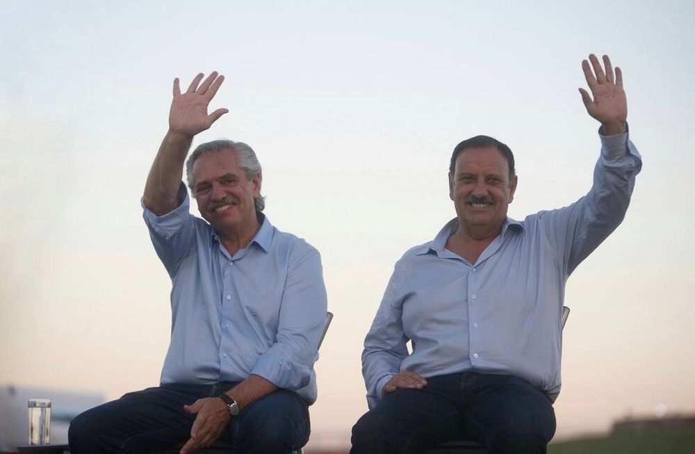 Alberto Fernández saludó a Ricardo Quintela y festejó su reelección.