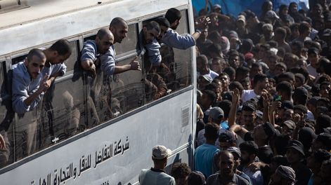 Los rehenes liberados por Hamas llegan a Israel.