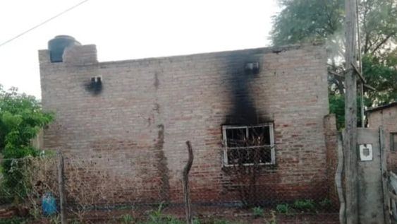 Un jubilado roció con combustible a sus vecinos y luego les prendió fuego la vivienda durante la noche del viernes. - Gentileza / Diario Norte