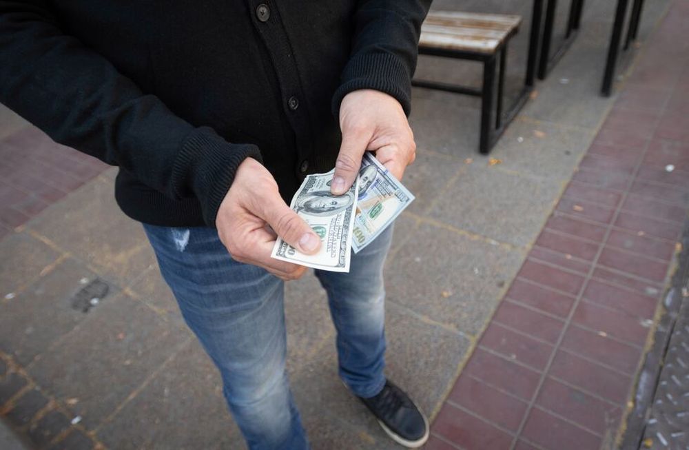 Aunque se analizaba la posibilidad de que los vendedores de dólar blue frenaran las ventas hasta conocer la nueva cotización, el valor se mantuvo muy similar al del viernes pasado. Foto: Ignacio Blanco / Los Andes